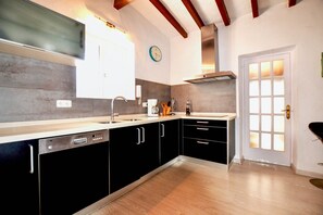 Een koelkast, een microgolfoven, een oven, een vaatwasser