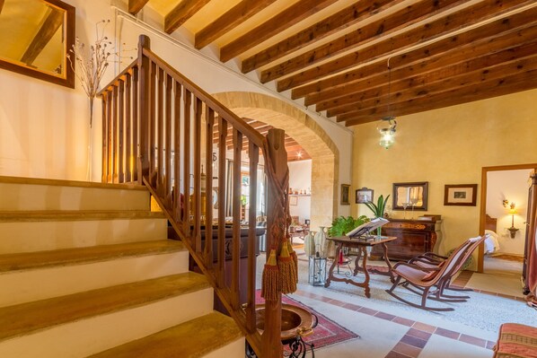 A staircase with wooden railings leading to an upper floor. - LeXiclati, Finca 5StarsHome Mallorca (Son Servera)