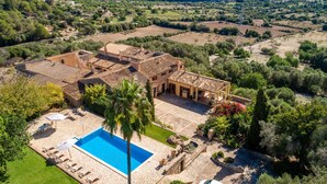 Una villa con piscina, immersa nel verde e circondata da montagne.