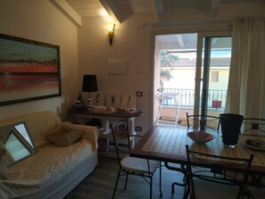 Dining - Intimate one bedroom apartment in Murta Maria (Murta Maria)