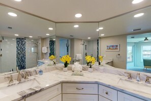 Shower, hair dryer, towels, shampoo - Stunning Decor, Outstanding Views, Private, On the Beach, Pool, Tennis, Hot Tub, Parking, & Gated. (Treasure Island)