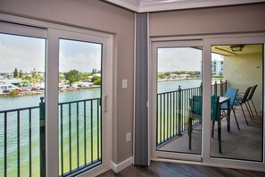 Interior - Stunning Decor, Outstanding Views, Private, On the Beach, Pool, Tennis, Hot Tub, Parking, & Gated. (Treasure Island)