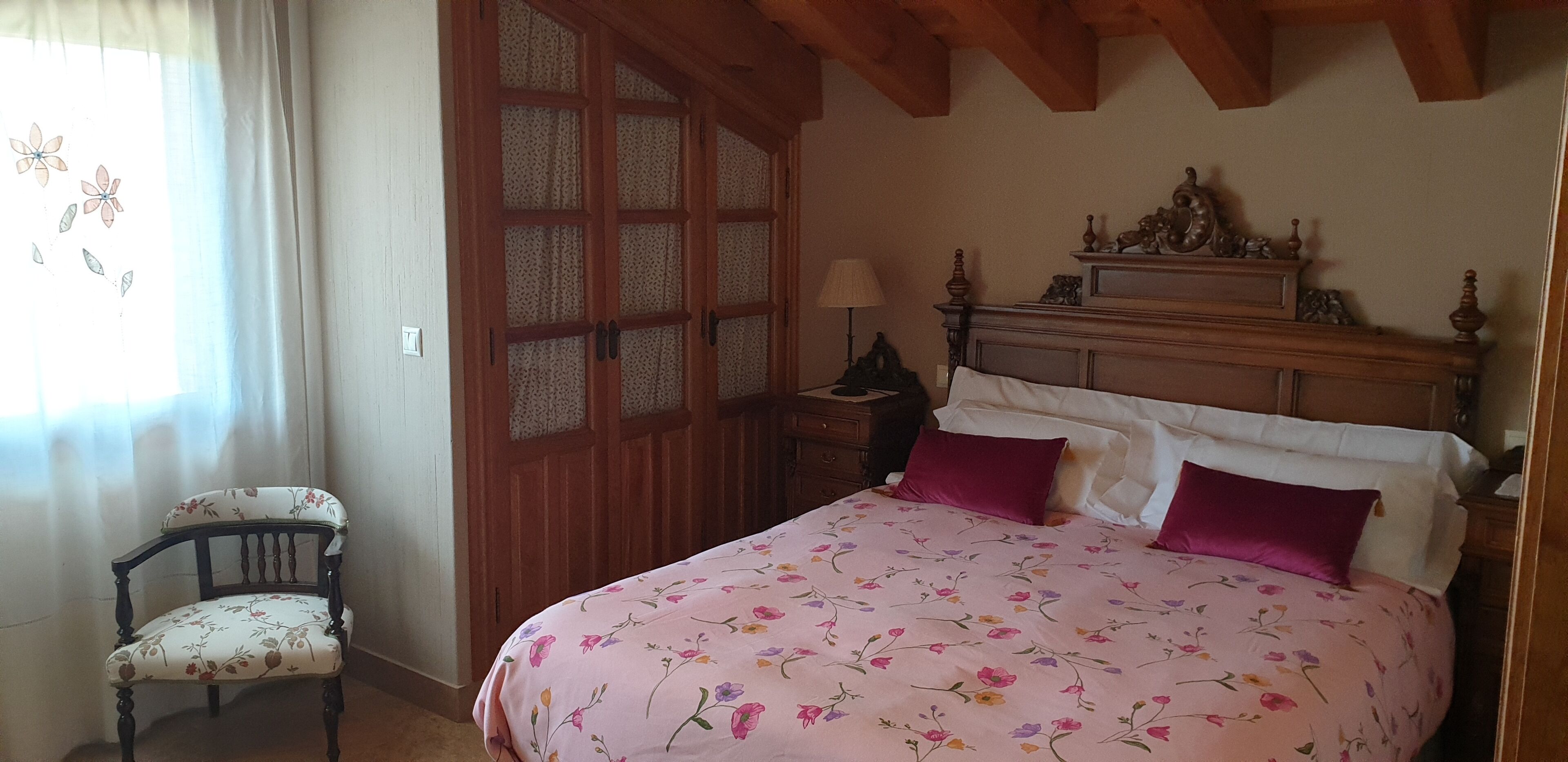 5 bedrooms, desk, soundproofing, iron/ironing board