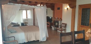 5 chambres, bureau, chambres insonorisées, fer et planche à repasser