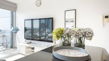 Deluxe Studio | Private kitchen | Fridge, microwave, stovetop, coffee/tea maker