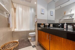 Studio Deluxe | Salle de bain | Articles de toilette gratuits, bidet, serviettes fournies, savon