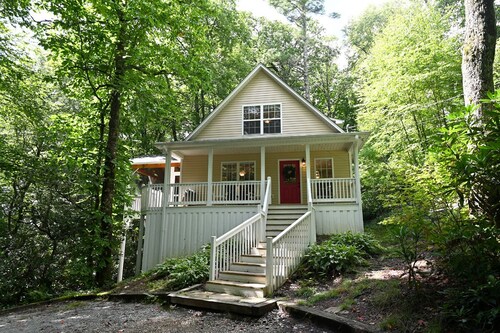 Whispering Woods Walk to town from this 3 BR/2.5 cottage $425.00 nightly