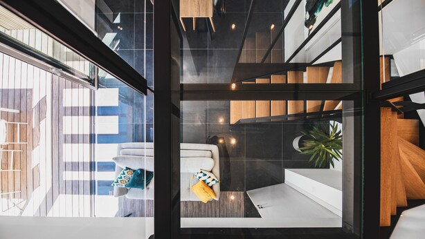 A modern interior with a staircase, a sofa, and a plant. - Air-conditioned house on the Rhuys peninsula with Jacuzzi (Saint-Gildas-de-Rhuys)