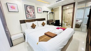 1 Schlafzimmer, Zimmersafe, Schreibtisch, Bügeleisen/Bügelbrett