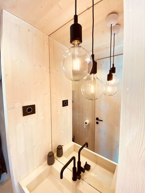 Shower, jetted tub, hair dryer, towels
