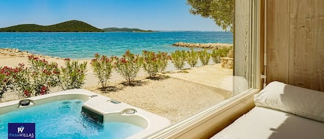 Outdoor spa tub
