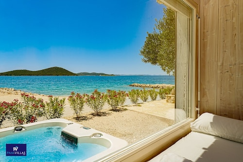 BUQEZ ECO RESORT - Beach Villa 28 - Directly by beach