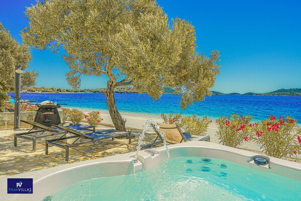 Outdoor spa tub