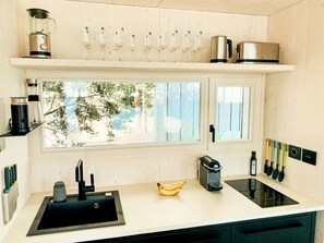 Geladeira, cooktop, lava-louças, cafeteira/chaleira