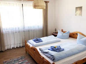 Apartment, 2 Bedrooms, Mountain View | 2 bedrooms, soundproofing, iron/ironing board, free WiFi - Lindenschlösschen & Schlossgarten (Garmisch-Partenkirchen)