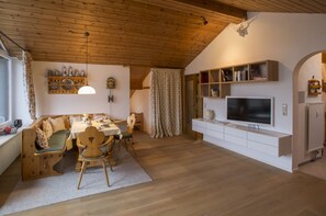 Apartment, 2 Bedrooms, Balcony, Mountain View (Kramerblick) | Living area