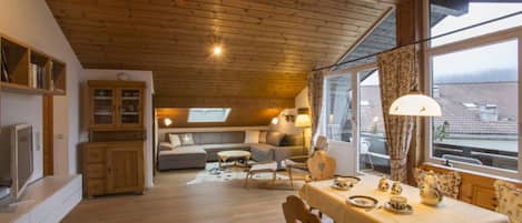 Appartement, 2 chambres, balcon, vue sur la montagne (Kramerblick) | Aire de séjour | Téléviseur à écran plat, lecteur de DVD