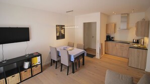 Un apartamento moderno con comedor, cocina y sala de estar.