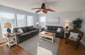 Een smart-tv en boeken