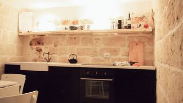 Frigorifero, forno, piano cottura, macchina per tè/caffè