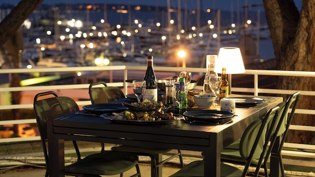 Outdoor dining - Villa in front of old port Golfe-Juan. Sea view, walk to beach, restaurants. AC! (Vallauris)