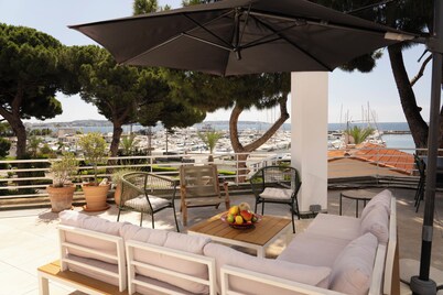 Villa in front of old port Golfe-Juan. Sea view, walk to beach, restaurants. AC!