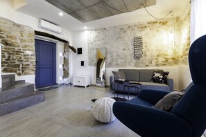 Télévision, cheminée, lecteur de DVD