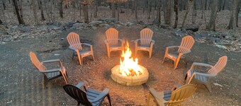 Private heated pool. Secluded 4,500sq.ft Hot tub. game room.