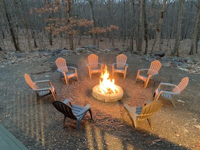 Private heated pool. Secluded 4,500sq.ft Hot tub. game room.