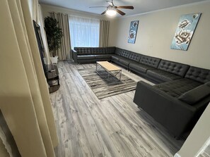 智能电视、壁炉、桌上足球、乒乓球