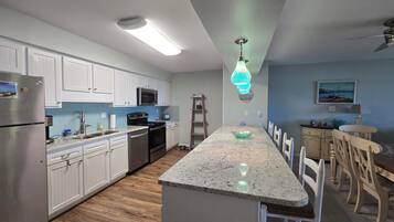 Fridge, microwave, stovetop, dishwasher