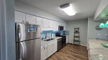 Fridge, microwave, stovetop, dishwasher