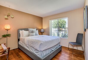 4 makuuhuonetta, silitysrauta/-lauta, internet