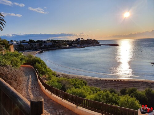 moderni, hiljattain remontoitu huoneisto Cabo Roigissa, ranta kävelyetäisyydellä