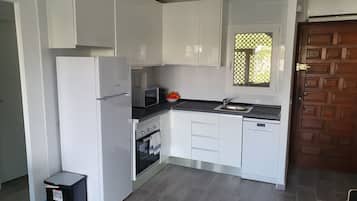 Een koelkast, een magnetron, een oven, een kookplaat