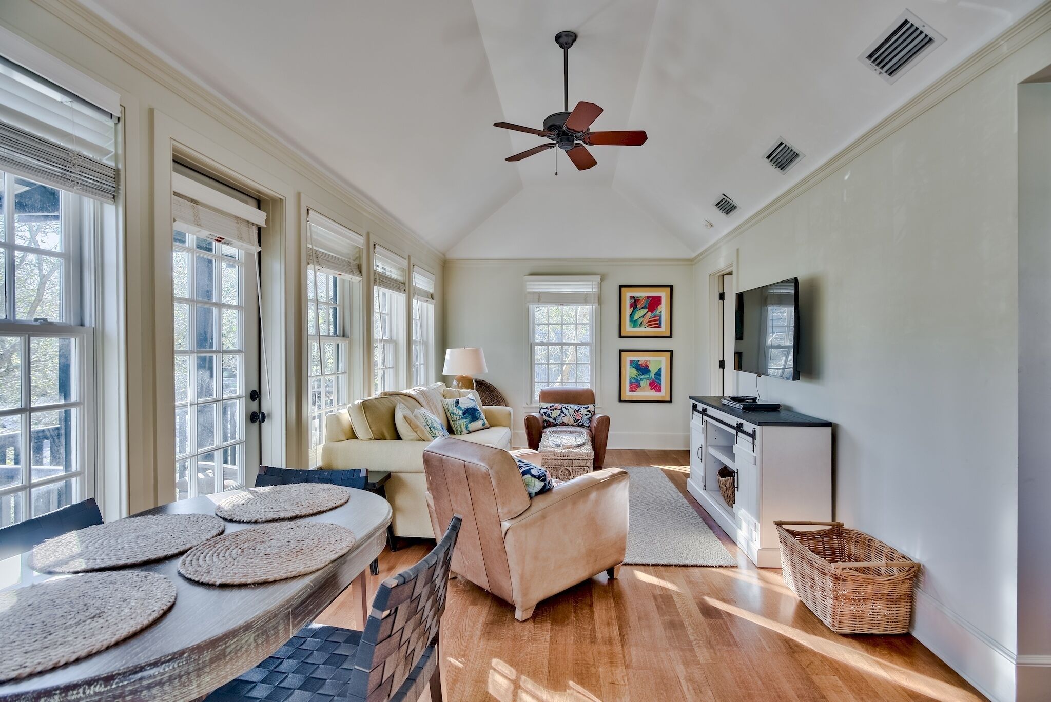 Highland Carriage House - Great for Couples or Small Family, 4 Min to Beach