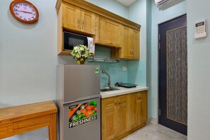 Kühlschrank, Mikrowelle, Herdplatte, Kochgeschirr/Geschirr/Besteck