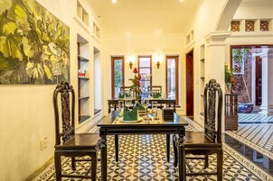 Breakfast, lunch, dinner served; Vietnamese cuisine 