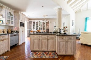 Kjøleskap, mikrobølgeovn, ovn og kokeplater