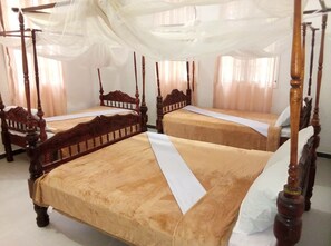 Firemannsrom | Skrivebord, skrivebord for bærbar PC, wi-fi (inkludert) og sengetøy