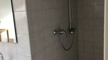 Een douche, een haardroger, zeep
