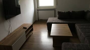 Télévision, baby-foot, table de tennis de table