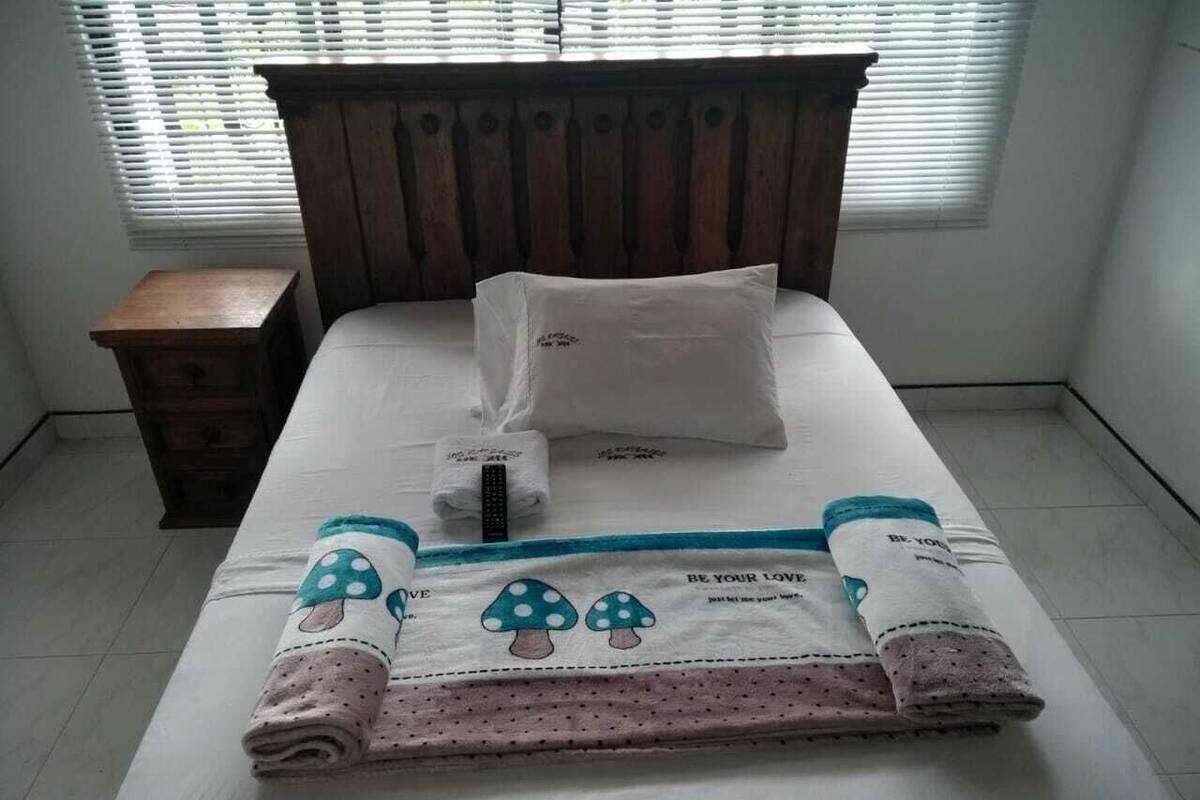 Sistema de insonorización, tabla de planchar con plancha y wifi gratis