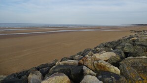 A beach with a rocky shoreline and a wide sandy area. - Normandy: nature, history and comfort in a mobile home (Litteau)