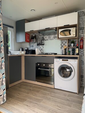 Refrigerador, microondas, horno y parrilla de estufa