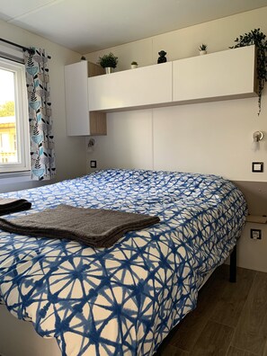 2 bedrooms, travel crib, WiFi, bed sheets