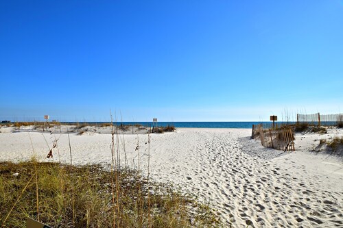 Time to get… 🎶 Knee deep in the water somewhere! 🎶 on island time!