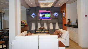 Lobby sitting area - Capac Hotel II (Cusco)