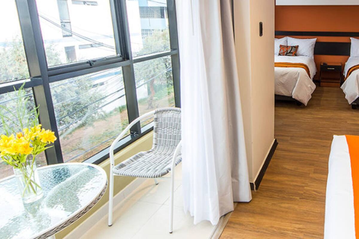 Quarto luxo, 1 cama Queen | 6 quartos, cofres nos quartos, espaço de trabalho para notebook