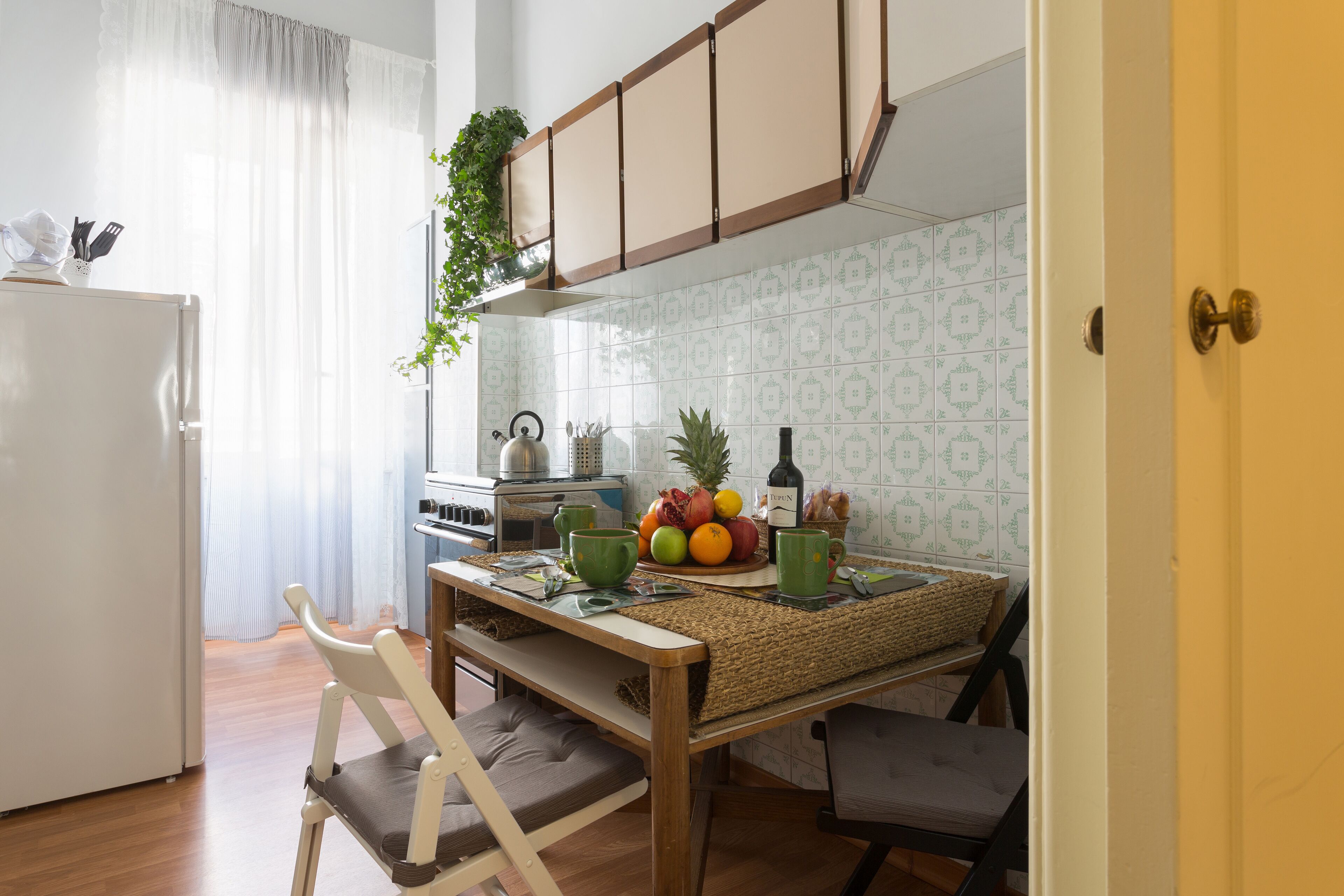 Réfrigérateur, four, plaque de cuisson, cafetière/bouilloire